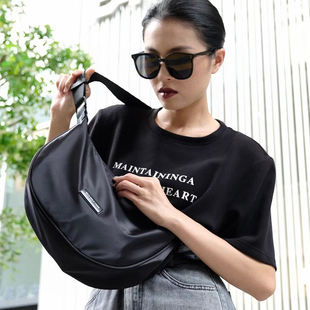 野狼部落2024新款大容量简约单肩包防水布潮斜挎包户外运动新月包