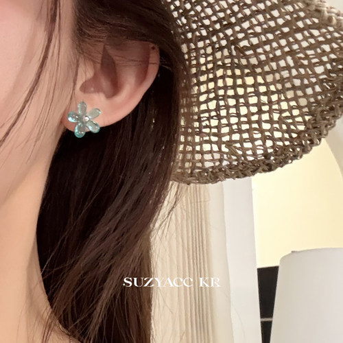 suzyacc kr夏日亚克力花朵耳环2025新款度假风简约小众高级感耳钉