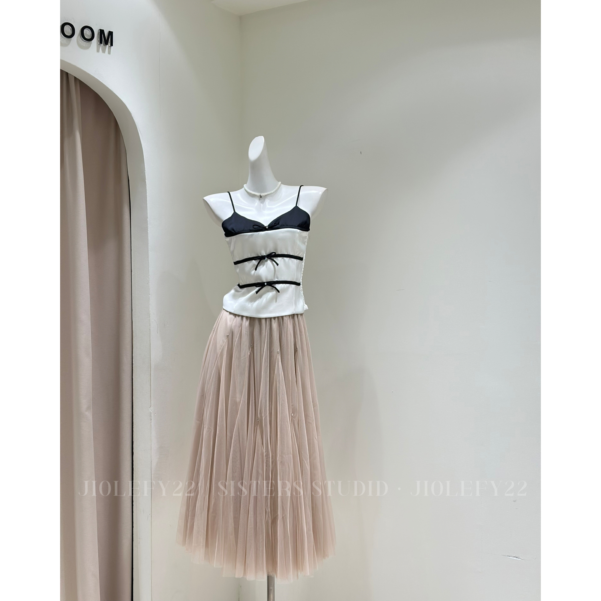 小设计感蝴蝶结钻点缀吊带上衣