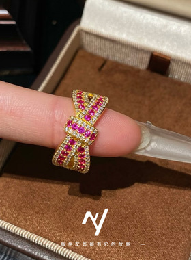 古法黄金色红宝石蝴蝶结小排钻戒指女复古满圈点钻缠绕绑带结指环