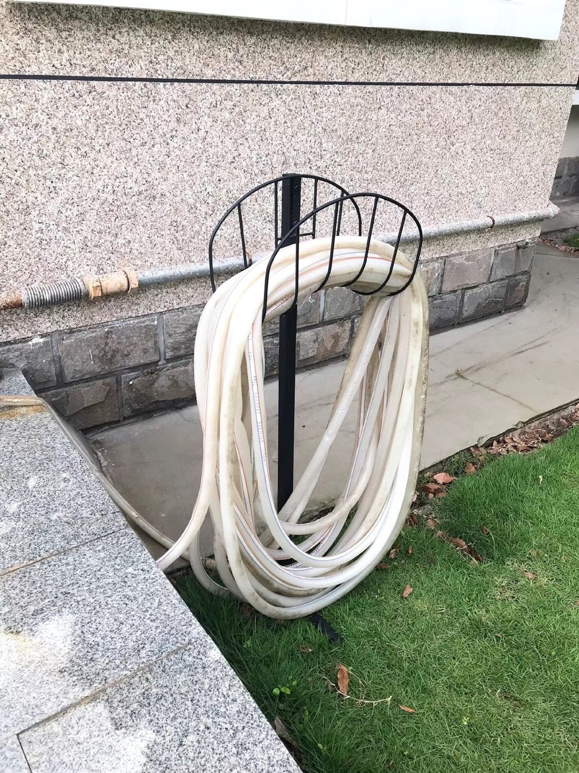 养眼铁艺花园水管架子庭院可拆卸软管支架户外立式挂架存储收纳架