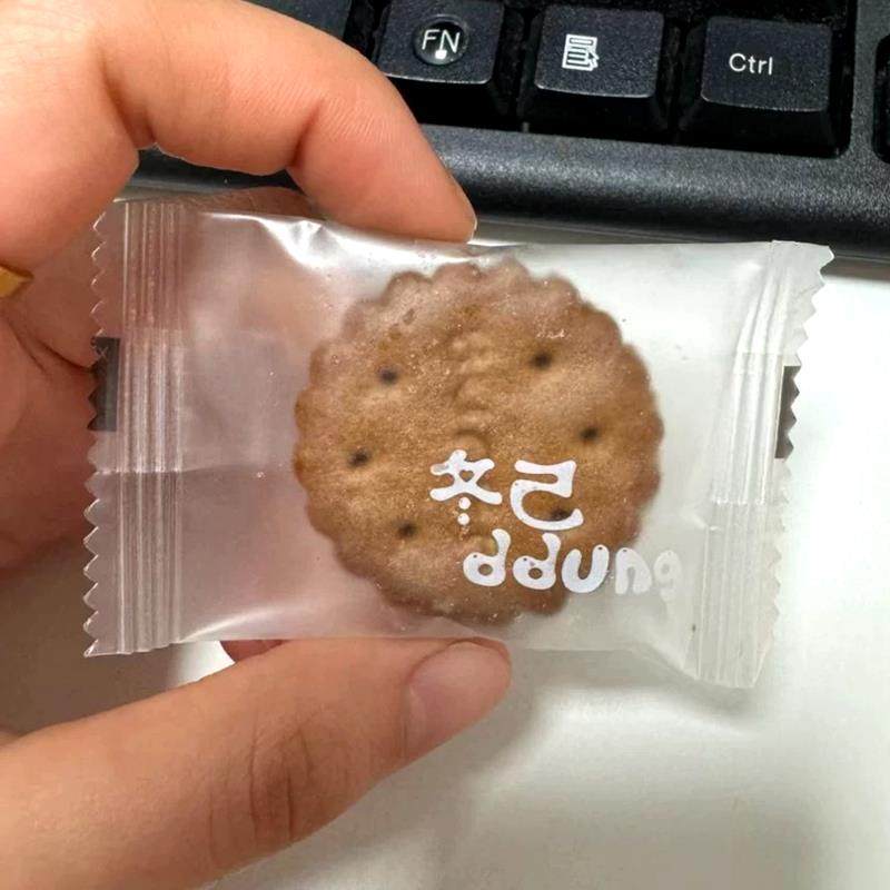 ￥冬己黑糖麦芽饼干咸蛋黄小圆饼解馋零食休闲小吃夹心焦糖芝士饼