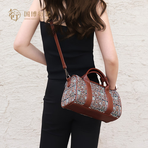 中国国家博物馆波曲纹圆筒手拎包