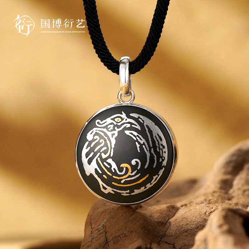 昔日凤舞九天间，今朝佩玉落人间