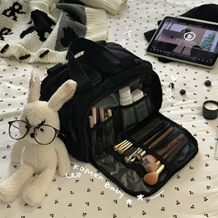 高级黑简约化妆包女便携式大容量旅行手提洗漱包化妆品分区收纳包