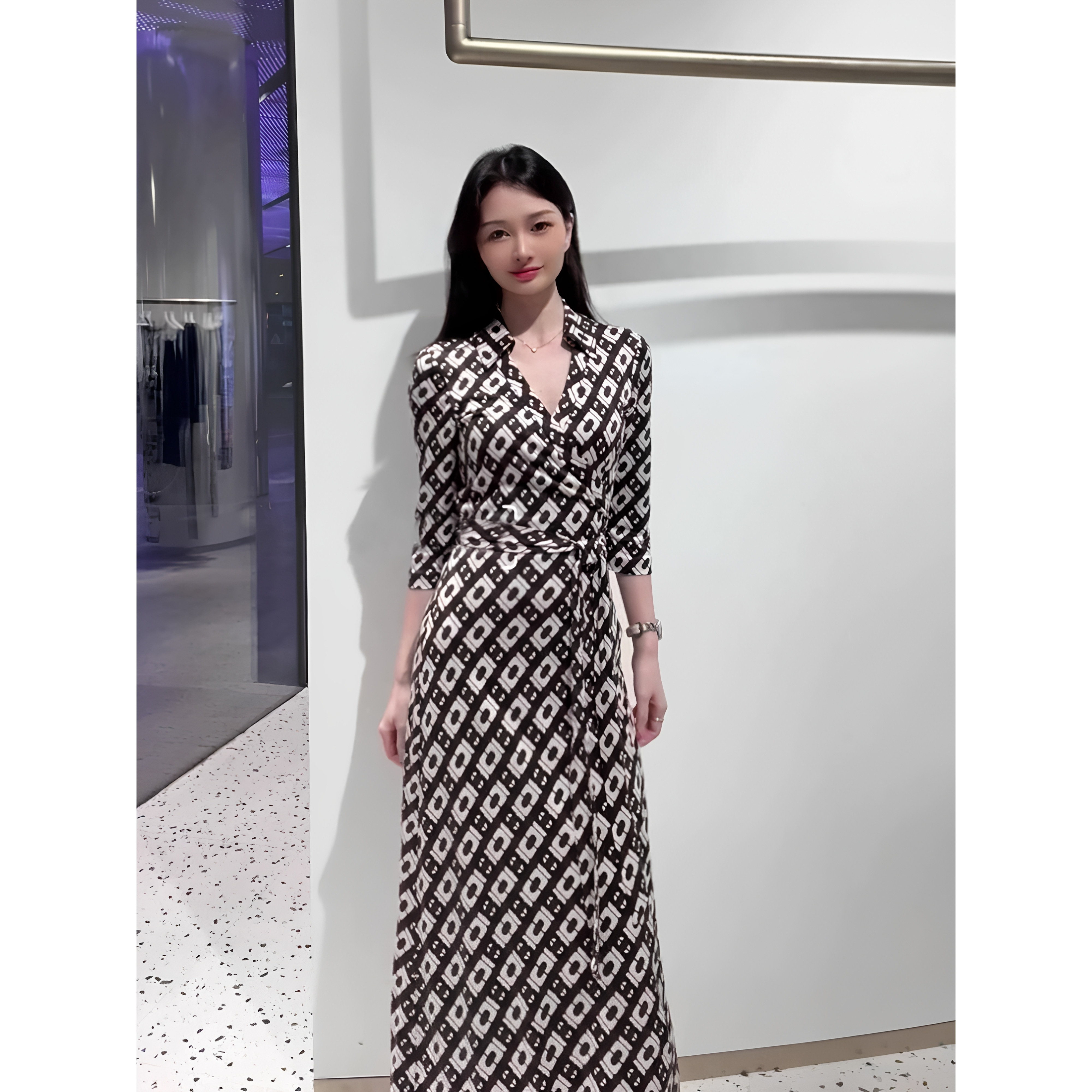 DVF 棕白几何锁链印花裹身裙 衬衫领 V 领系带收腰垂坠感真丝长裙