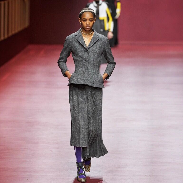 初茵高档秀场同款复古灰色羊毛掐腰西服外套+不规则半裙设计感女