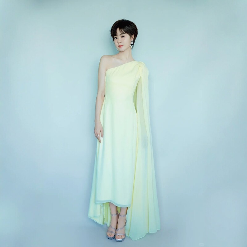 高级初茵定制郁可唯同款浅黄色桑蚕丝礼服裙无袖单肩修身气质浪漫