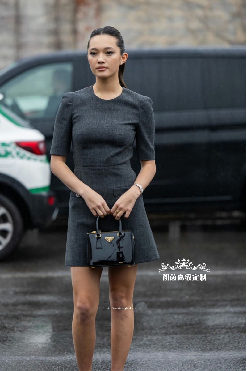 高端定制欧美街拍深灰色圆领五分袖连衣裙女短款A字裙修身显瘦夏