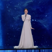 礼服裙长款 修身 拖尾大牌春 浅灰白色高领长袖 高端定制春晚王菲同款