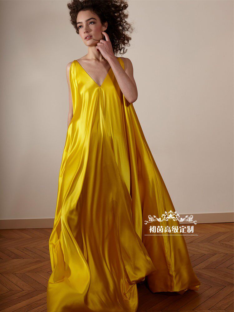 高级女装定制2024夏季黄色V领真丝礼服裙女长款宽松简约大牌优雅