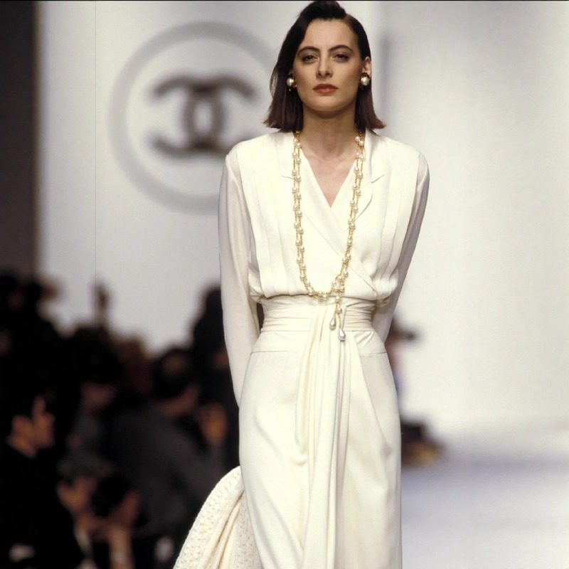 2025早秋新款秀场白色重磅真丝连衣裙西装领长袖褶皱收腰裙女神范