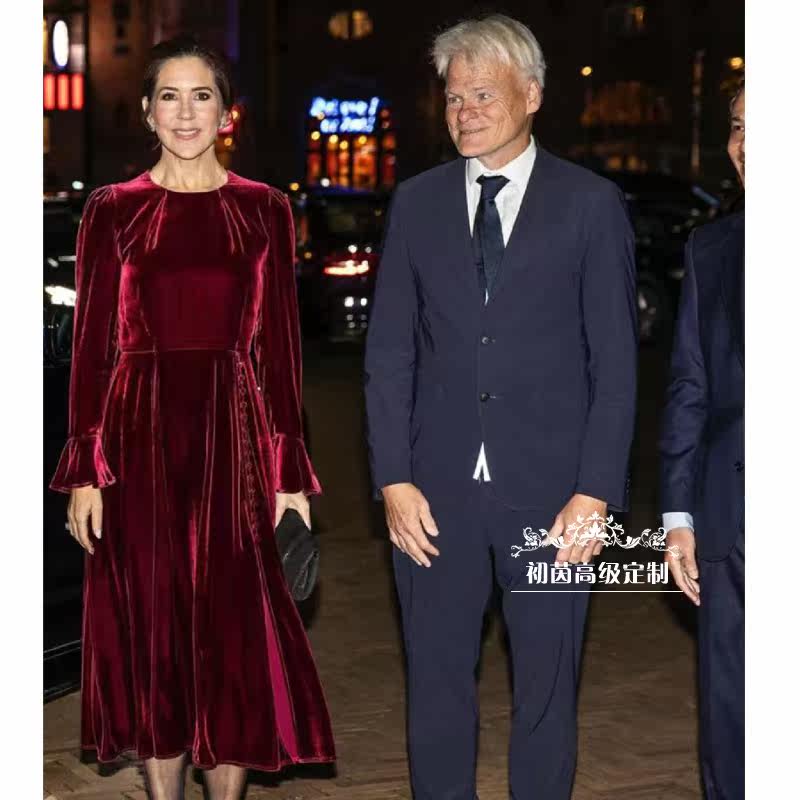 高端定制玛丽王妃同款酒红色丝绒连衣裙A字裙中长款圆领高腰气质