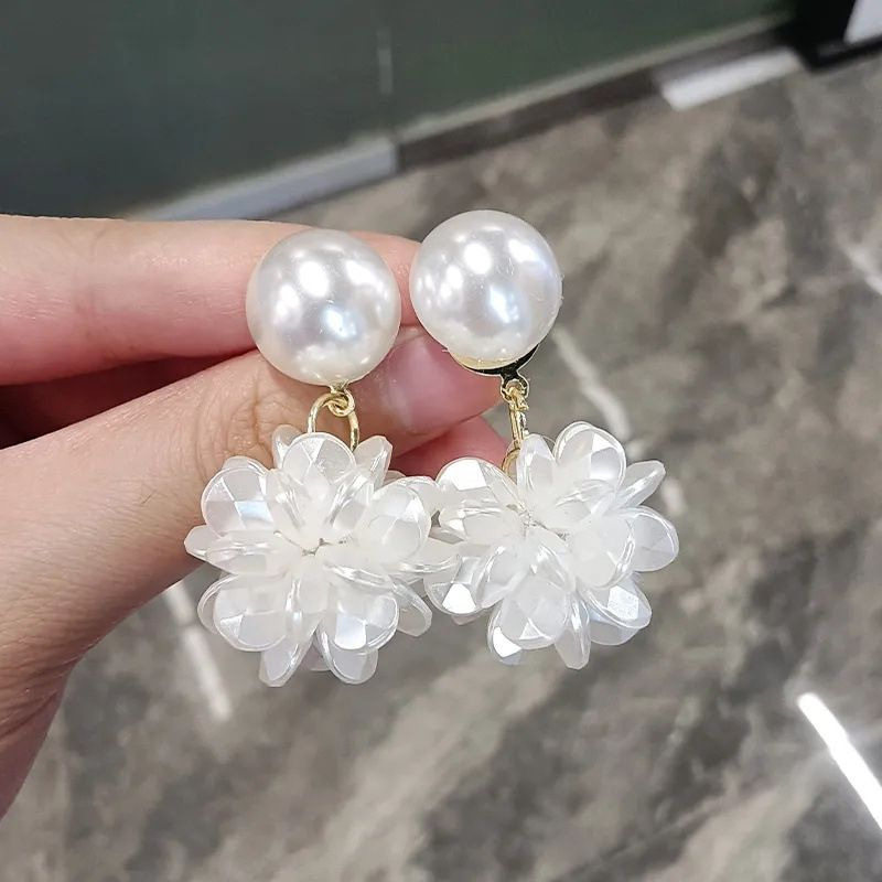 德国时尚高级感耳饰年新款团簇白色编织花朵珍珠耳环甜美少女耳钉