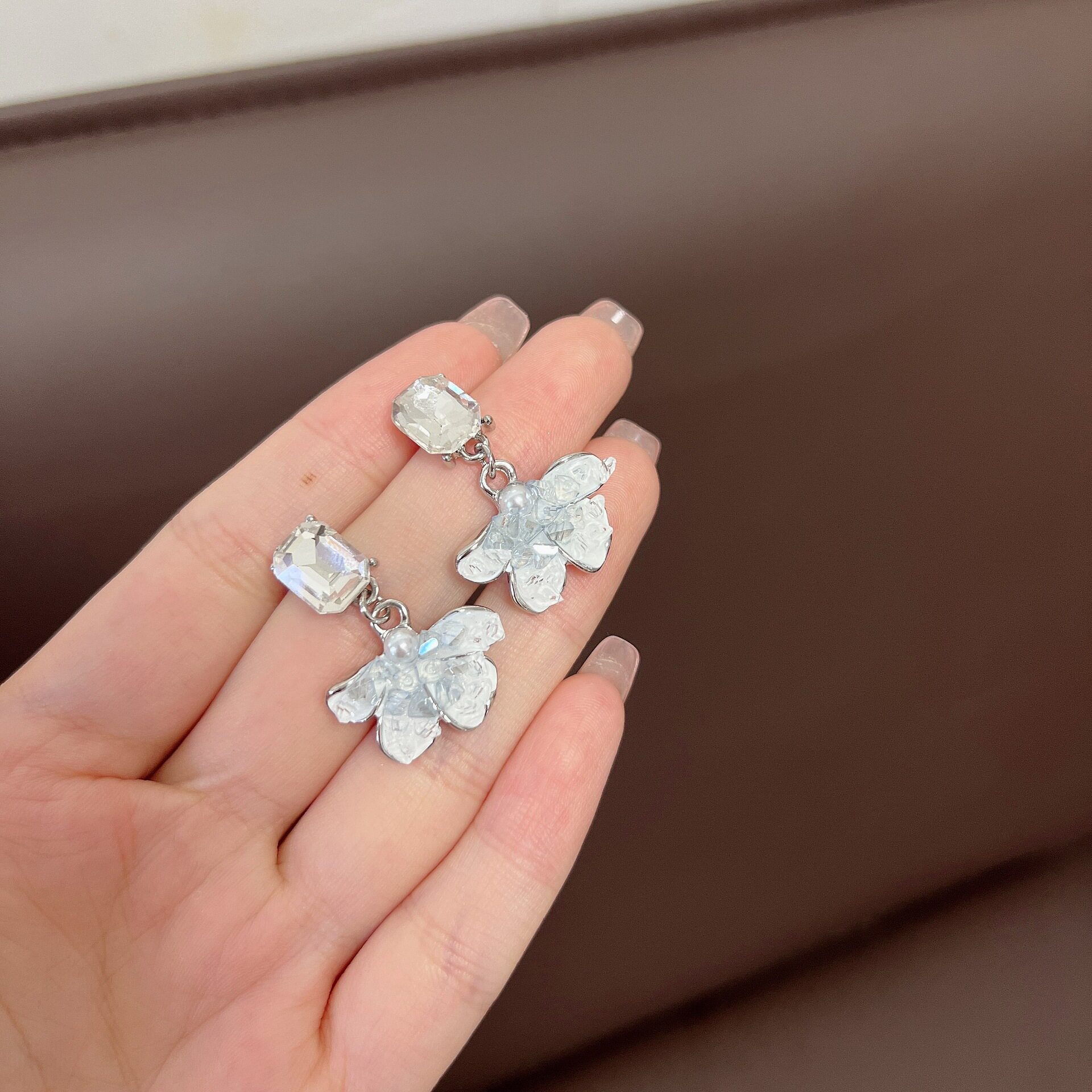 撤柜高级感渐变水晶花瓣耳钉耳环小清新气质甜美超仙个性轻奢港风