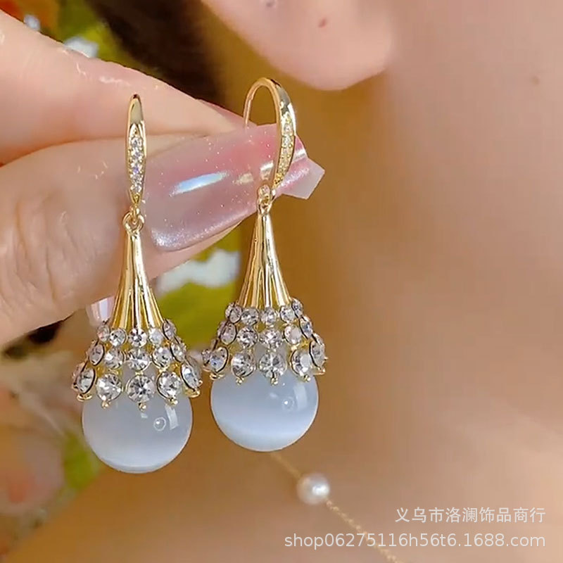 德国新款裙边珍珠耳钩轻奢高级感流行气质耳坠小众设计显脸瘦耳饰