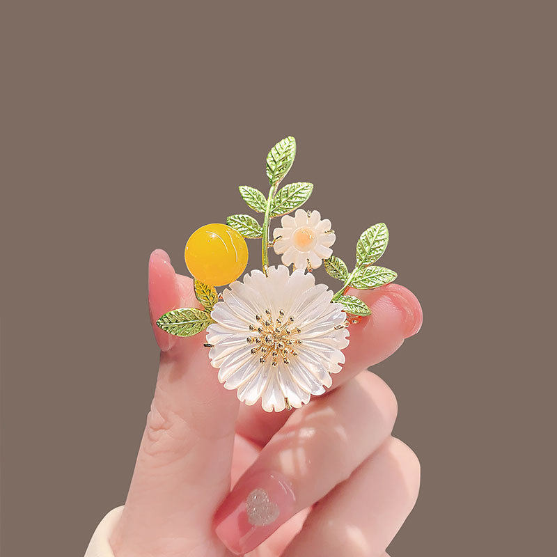 撤柜设计感花朵胸针女高档轻奢小众甜美百搭胸花西装外套衣服别针