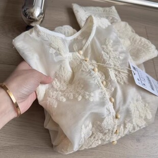 糕端！法式浪漫重工钩花刺绣休闲圆领单排扣长袖蕾丝衬衫上衣女春
