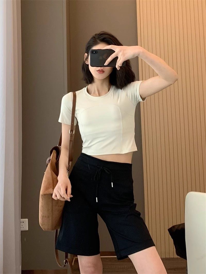 L*U와 같은 스타일  여름 알몸으로 편안한 피트니스 운동 슬리밍 반팔 티셔츠 + 가슴 패드가있는 반바지 요가 세트