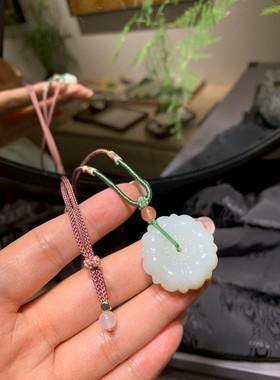 和田玉俄料花开富贵，脂粉浑厚，油性十足，糖色漂亮，佩戴舒适。