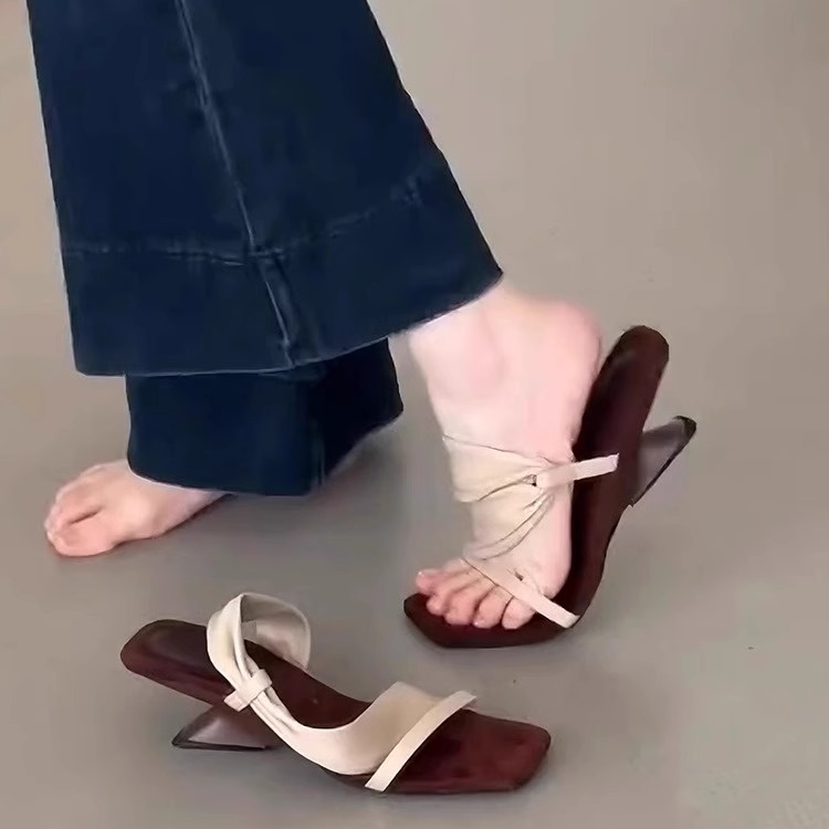 复古辣妹方头绒面一字带坡跟凉拖鞋女2025夏季配裙子绕带露趾凉鞋