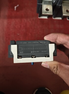 施耐德LX1L220接触器线圈,,原装正品,不小心磕 备件议价