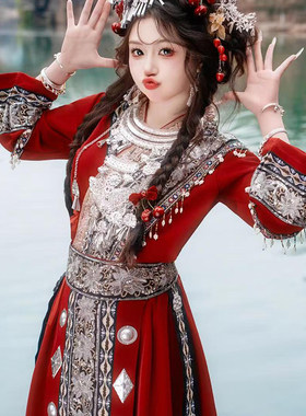 笨笨蛇复古红色苗疆少女服装摄影