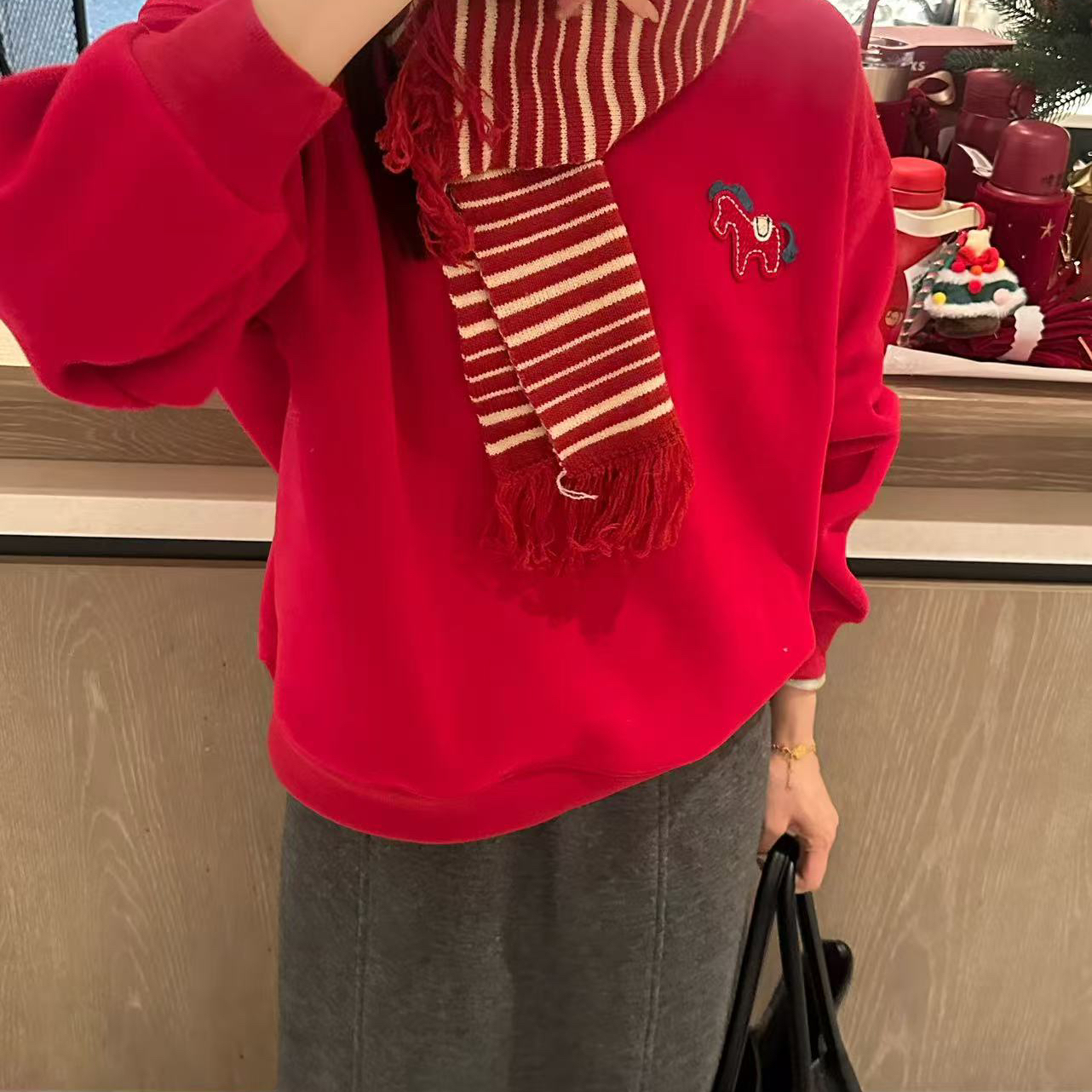 韩伊HANYI-冬上新刺绣小马加绒长袖卫衣(配围巾)3650