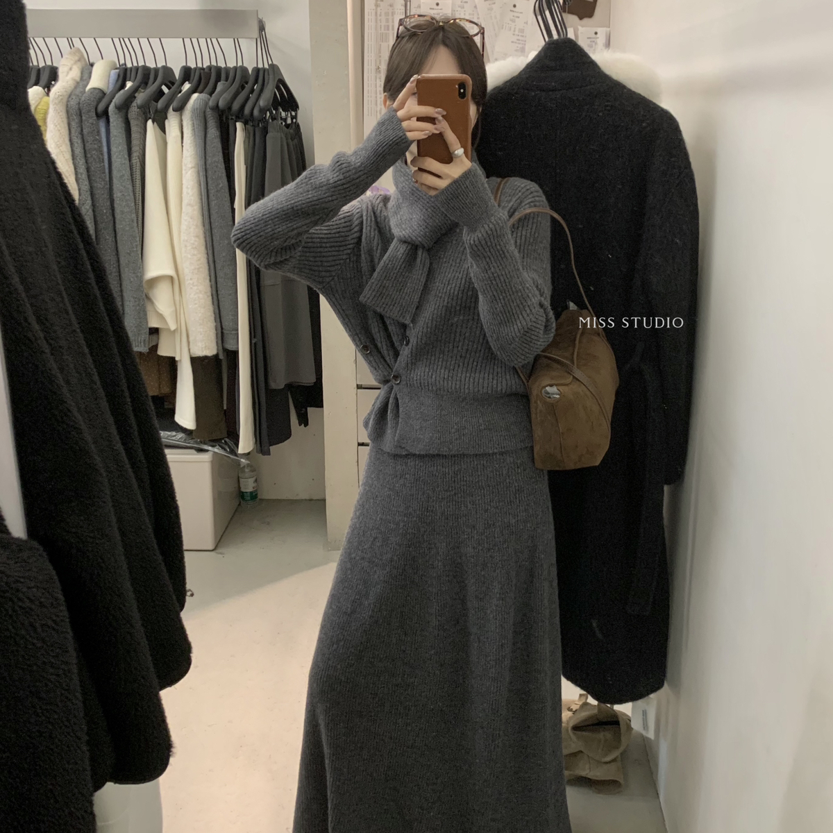 MISS密思家-气质显瘦V领针织开衫+长款半身裙+围巾三件套装A02201
