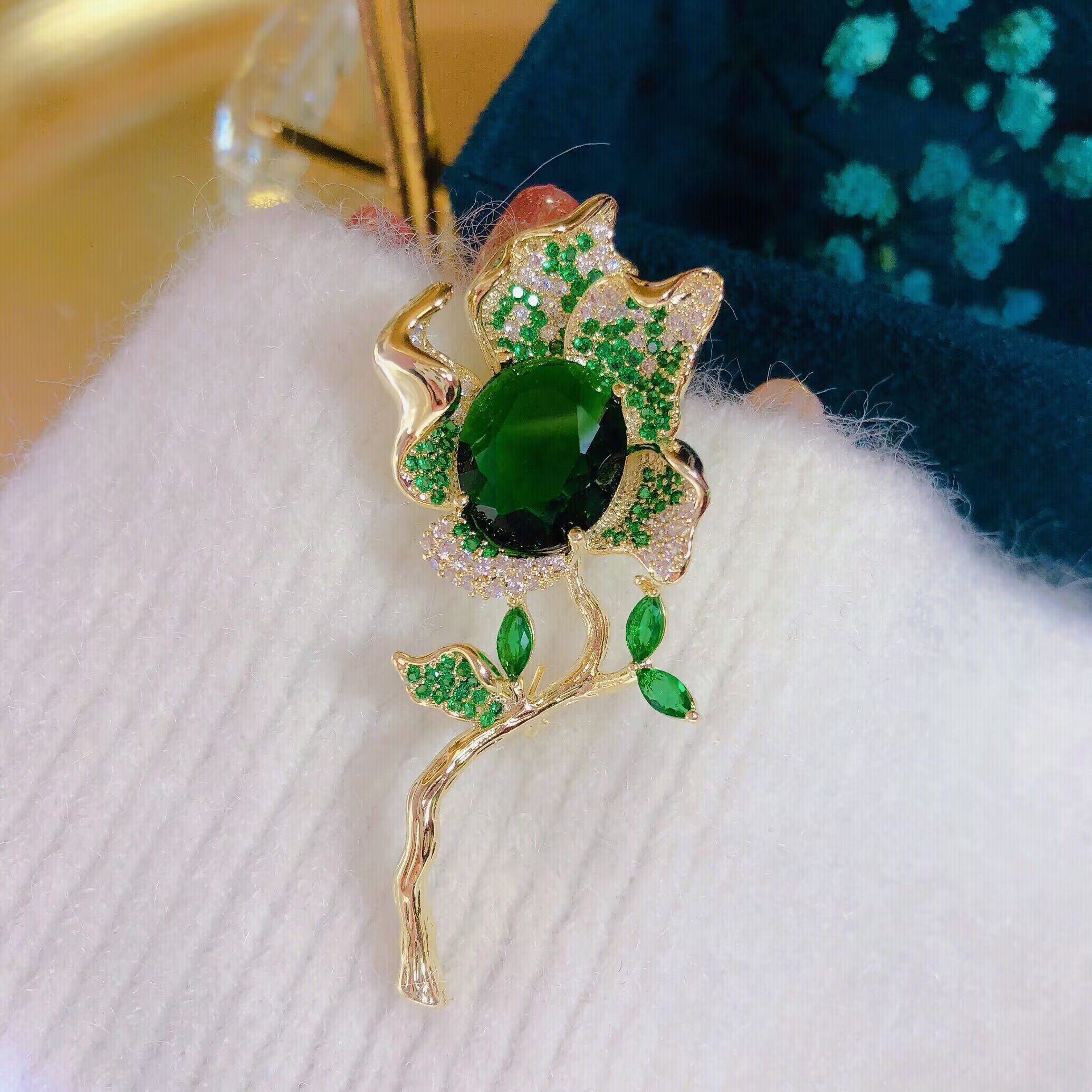 绿色锆石花骨朵西装大衣胸针胸花