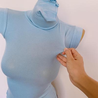 又纯欲的高领紧身显胸大背