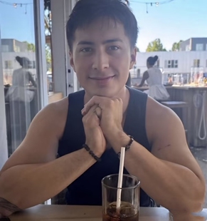 哈德森 威廉姆斯Hudson Williams同款黑琉璃花字母手链串巅峰对决