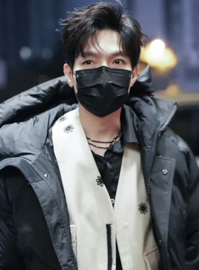 陈楚生同款黑色天然石双层项链。