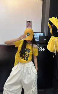 T恤小衫 2025夏季 潮牌912 斜肩漏肩字母印花短款 辣妹時尚 新款 女美式