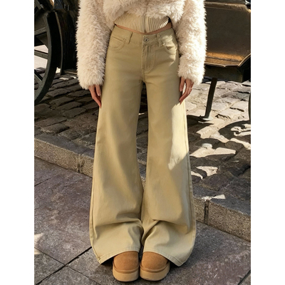 卡其色微喇叭不贴腿牛仔裤