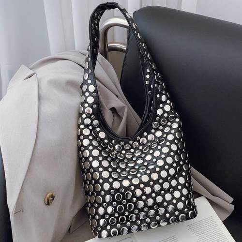 欧美时尚女包2025新款休闲个性潮酷小众圆点铆钉单肩腋下包托特包