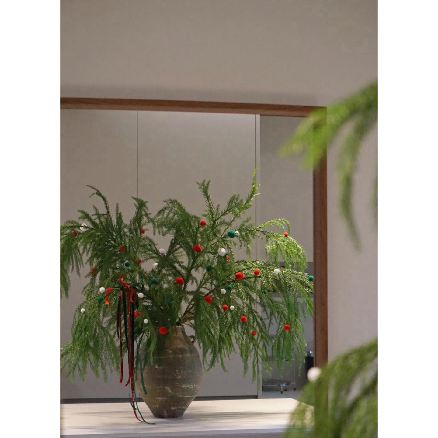 新鲜的松枝花瓶插花天竺少女松树枝圣诞节diy装饰品礼物桌面摆件