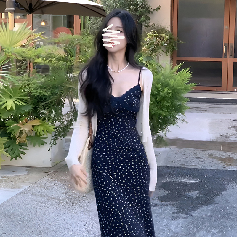 蓝色吊带碎花连衣裙子女2025新款春季气质穿搭法式高级感套装长裙