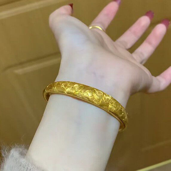 黄金色手镯錾刻莲花镯女轻奢复古新中式百搭高级感大气送妈妈长辈