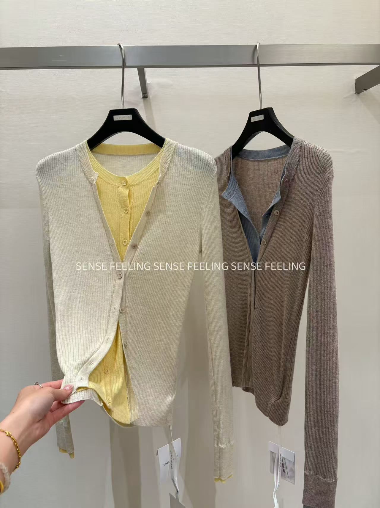 SENSE FEELING26秋冬新款正品假两件双织拼色V领毛织上衣图片