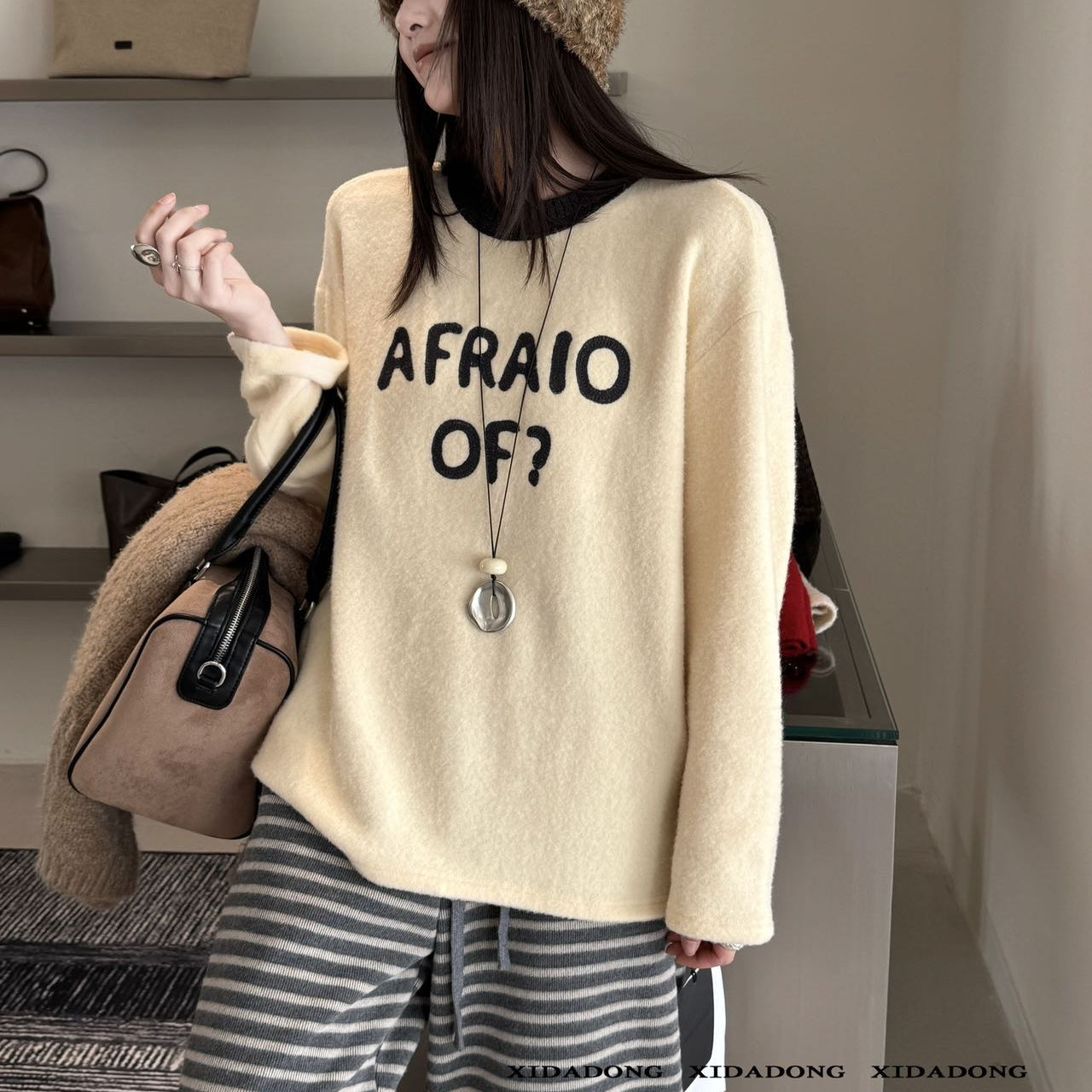 喜大东圆领字母图案拼色领边T恤