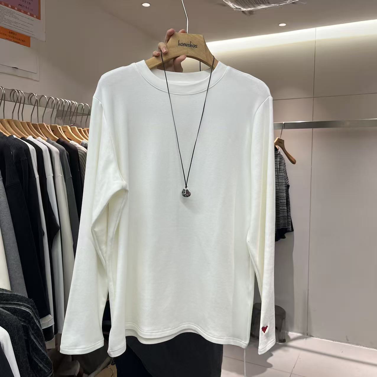 圆领后背字母刺绣宽松长袖T恤