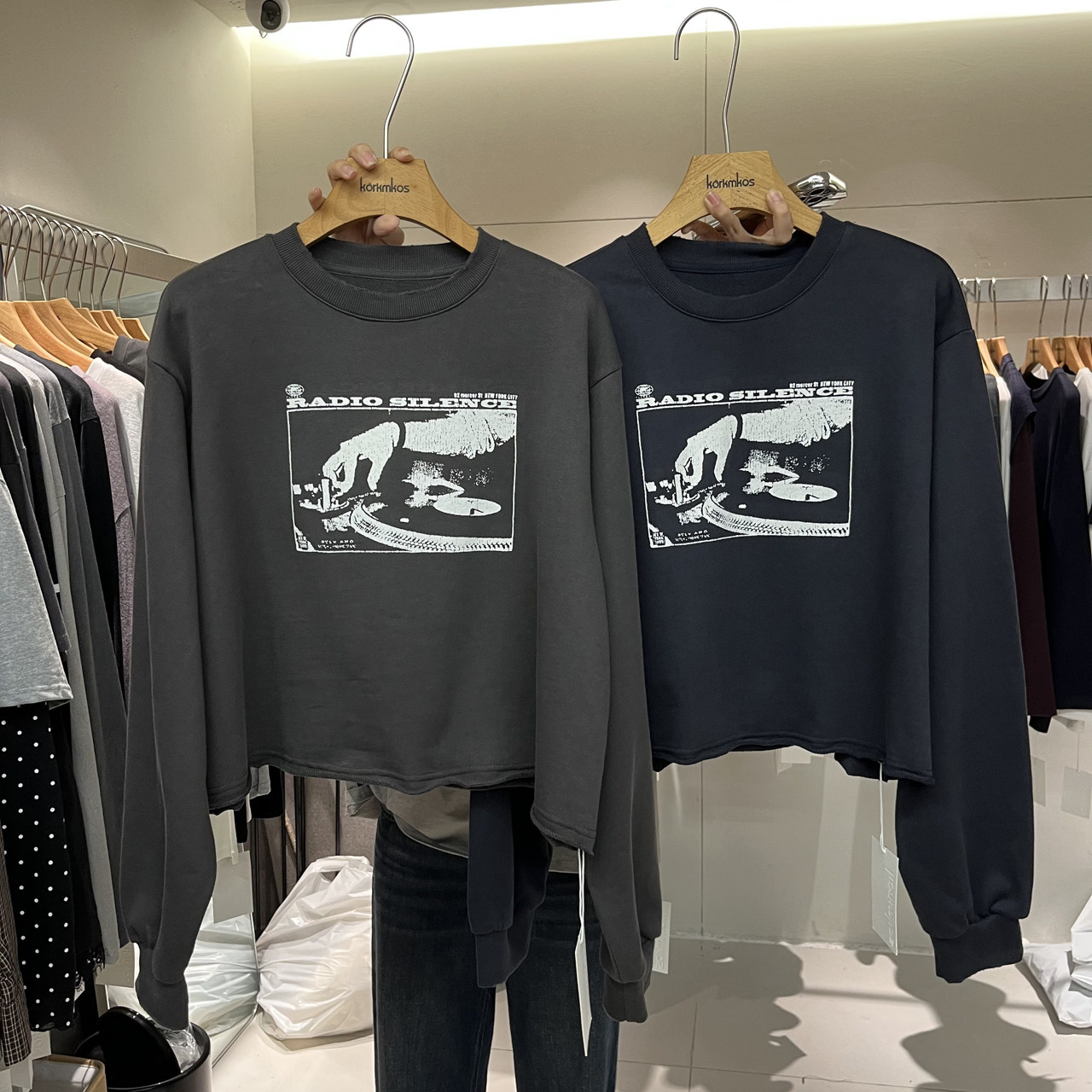 字母打碟图案短款套头卫衣