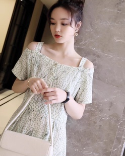 特价福利 清新豆绿色连衣裙， 露肩设计线条+小点点短袖连衣裙