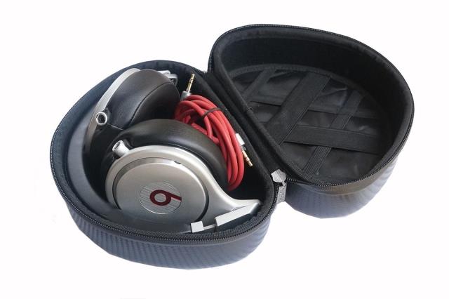 威摩达品牌，20年的耳机专业从业经验，贴心设计，超卓品质。1.产品使用环保材料，符合欧洲环保ROHS要求，让您远离重金属的污染；为您生活添姿彩；2.产品为防水、硬壳、抗压设计，奢华高端大气，能有效果保护产品。3.金属质感耳机架，为你生活添姿彩。