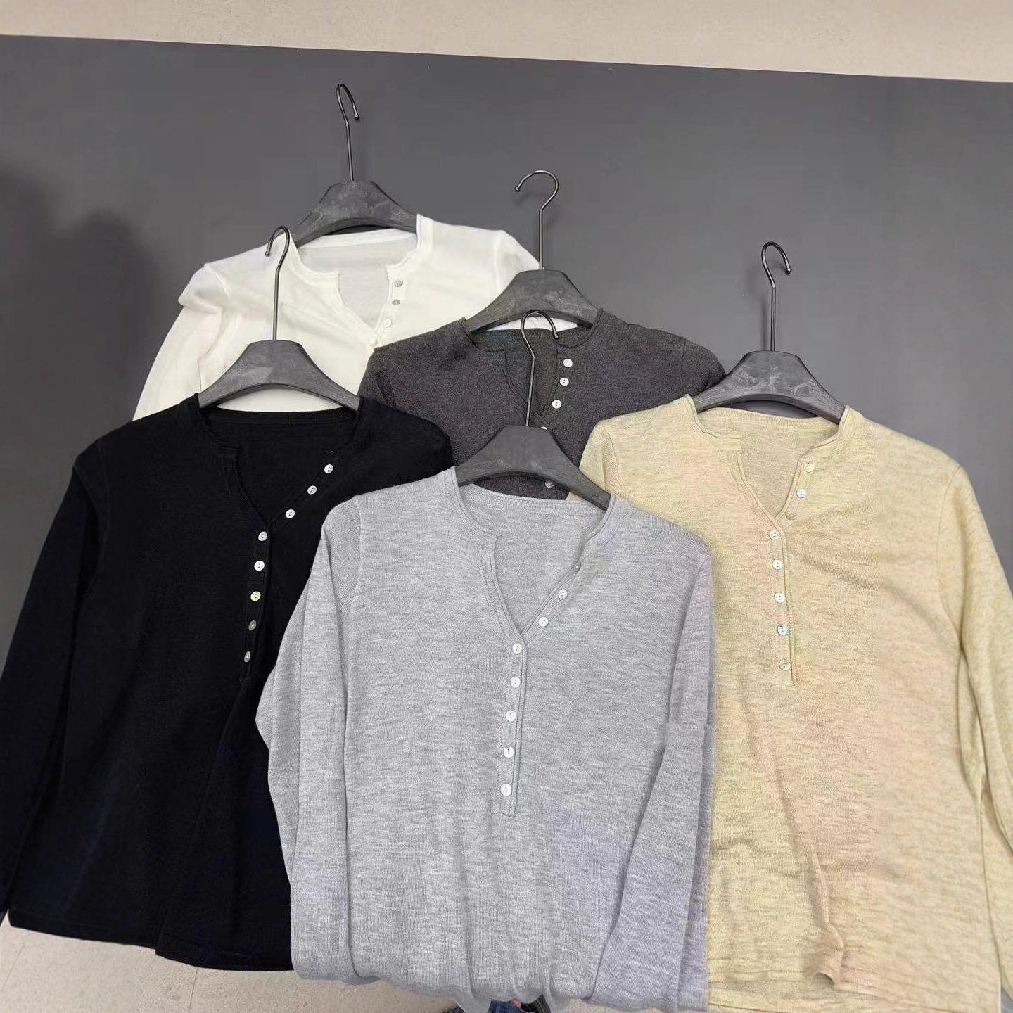 简约百搭单排扣v领长袖T恤女春季