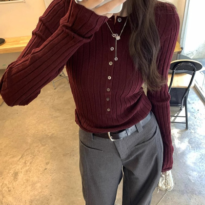 法式高级感红色针织打底衫内搭上