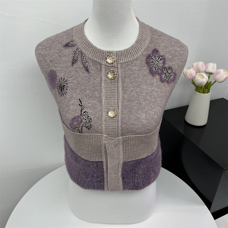 冬季新款针织中老年女保暖加绒洋气开衫一体绒奶奶装加厚宽松毛衣