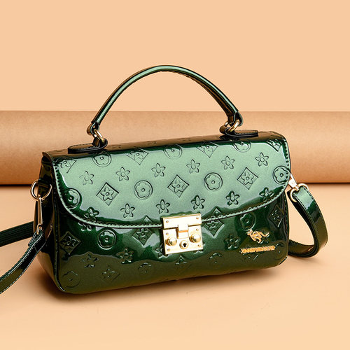 袋鼠正品新款牛皮压花翻盖邮差包