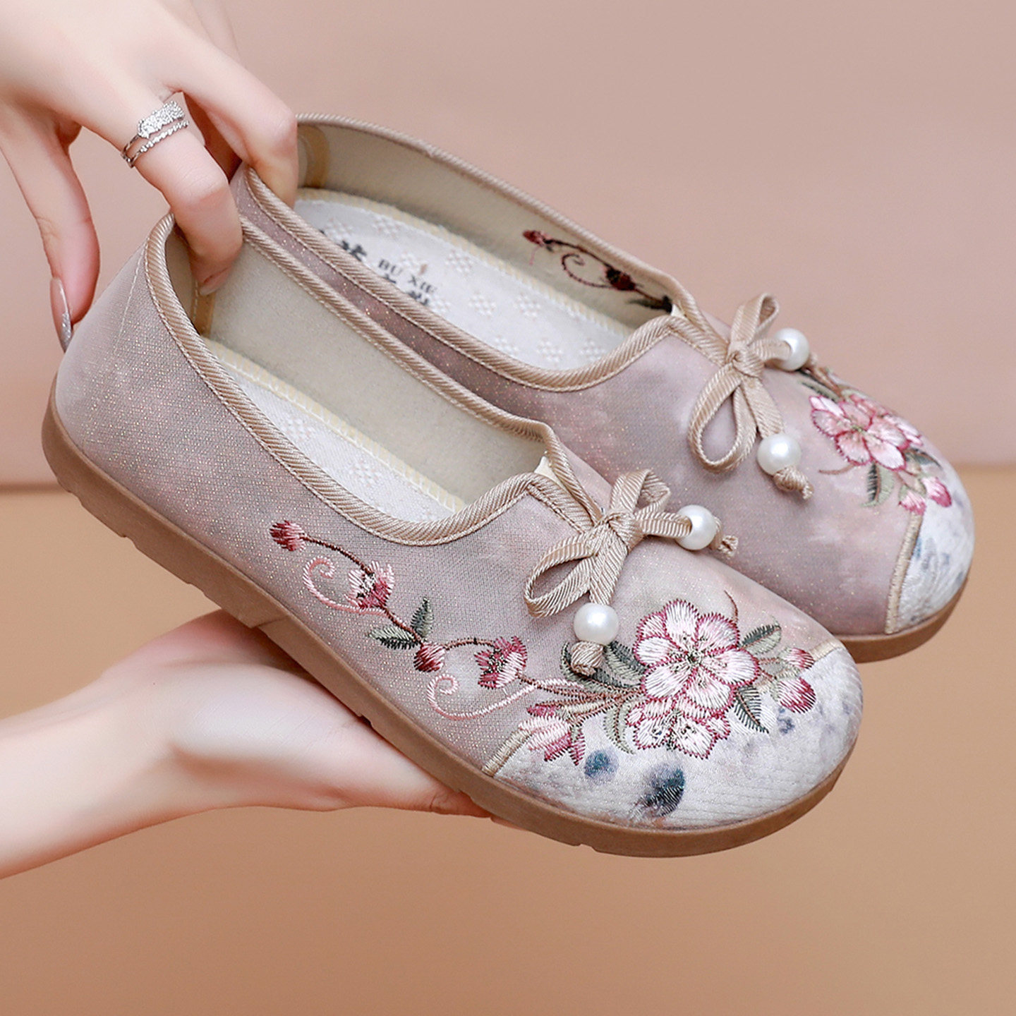 2026春季新款老北京布鞋女软底绣花鞋轻便防滑一脚蹬中老年妈妈鞋